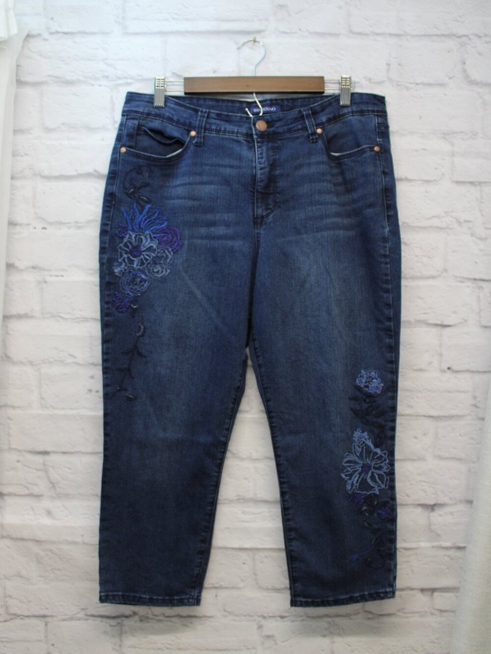 Bandolino Missy 14 Dark Wash Denim Blue Embroidered Floral Lisbeth Capri Pants